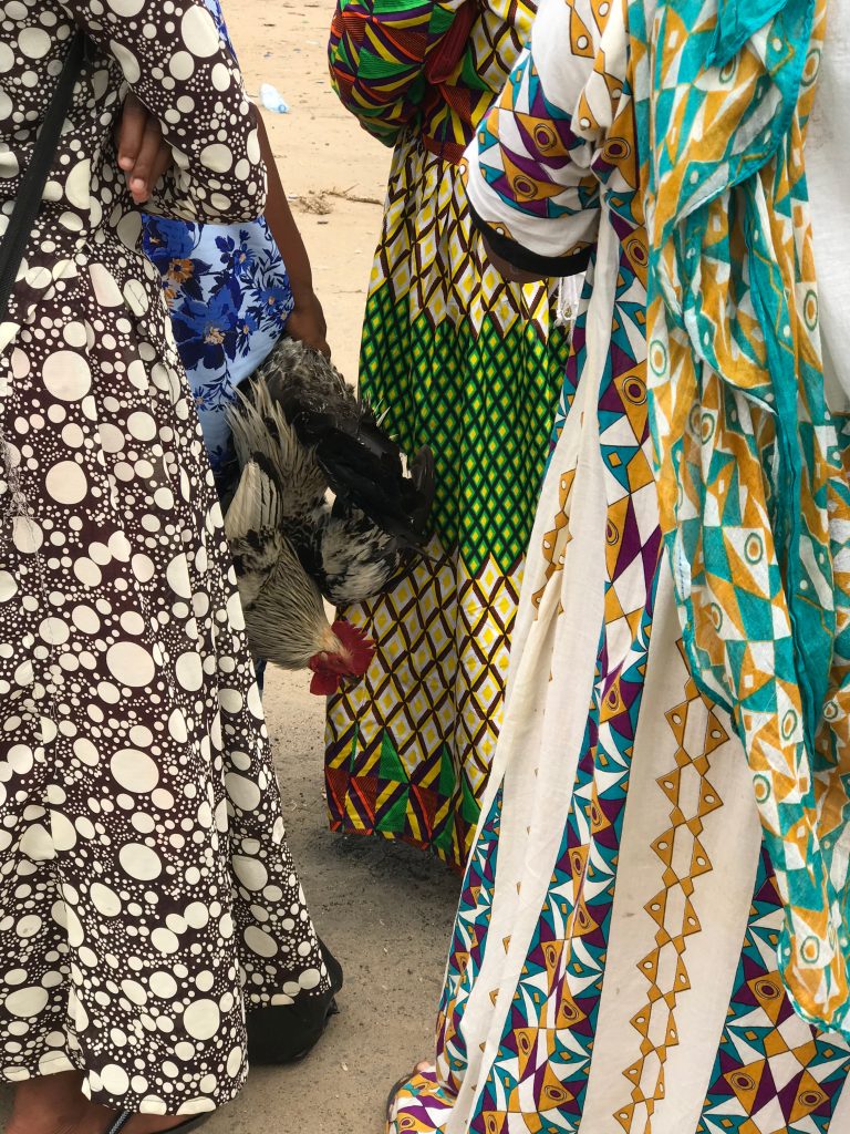 生きたニワトリを抱えている客